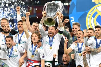 Jubel bei den Königlichen: Madrids Kapitän Sergio Ramos stemmt den Henkelpott in den Himmel von Kiew.