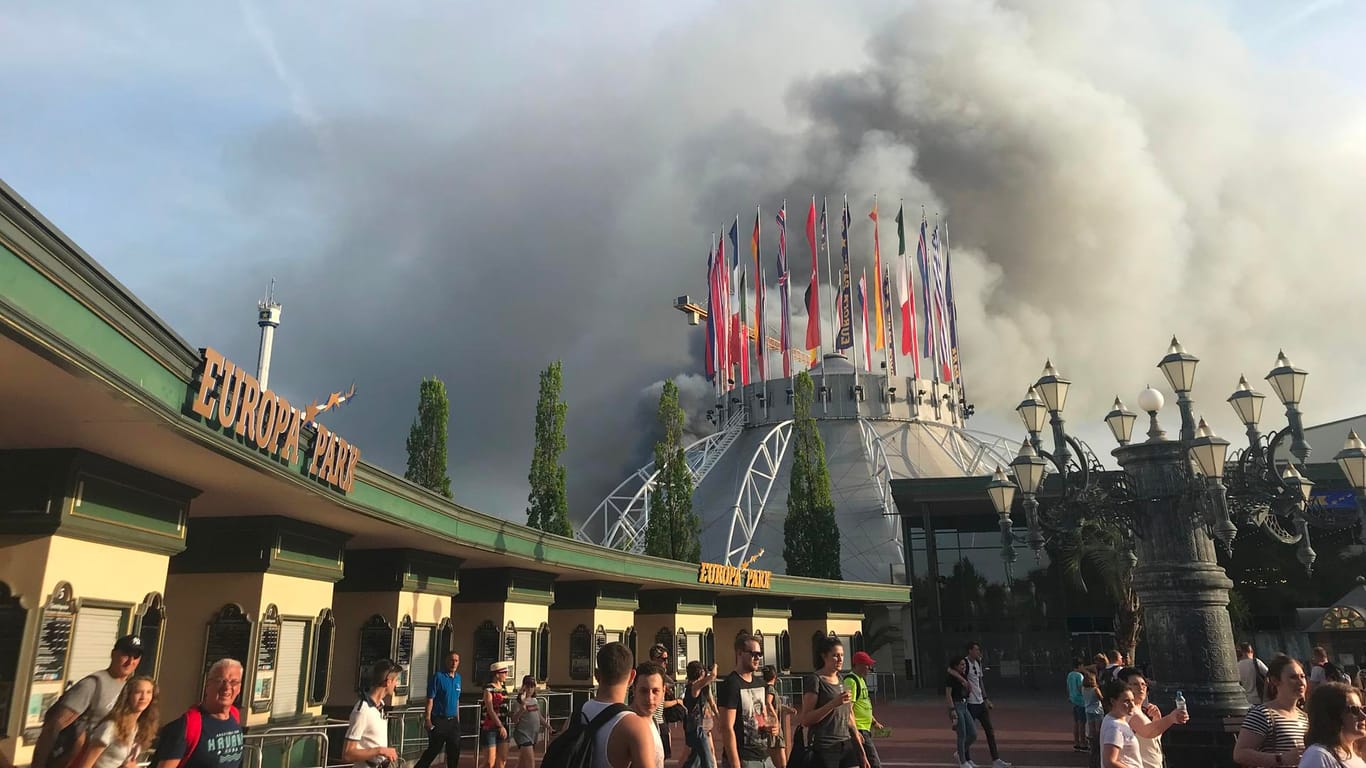 Großbrand im Europapark Rust auf: Bei Ausbruch des Feuers befanden sich etwa 25.000 Menschen auf dem Gelände.