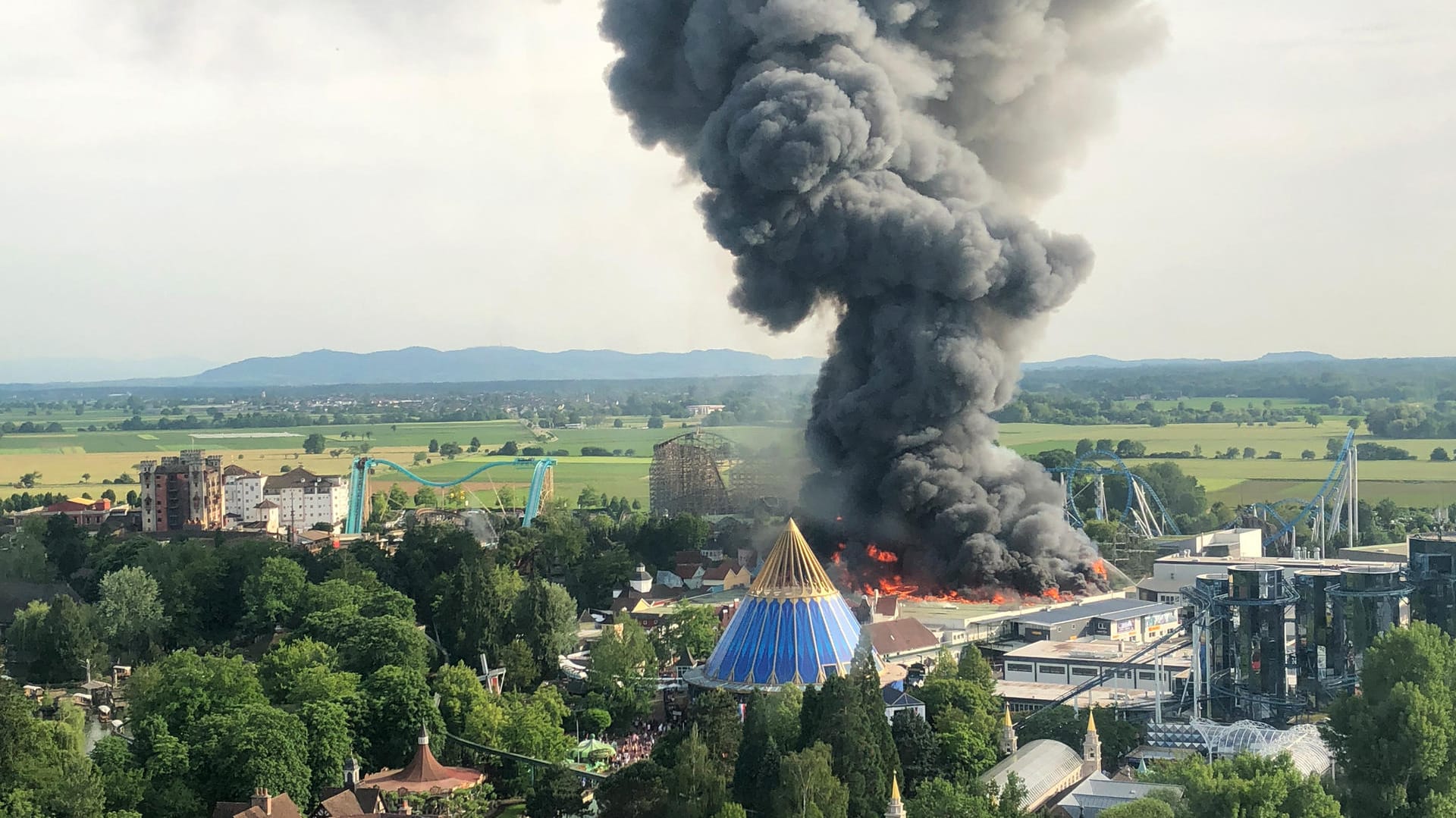 Großbrand im Europapark Rust auf: Aus der Distanz wird klar, wie groß das Feuer war.