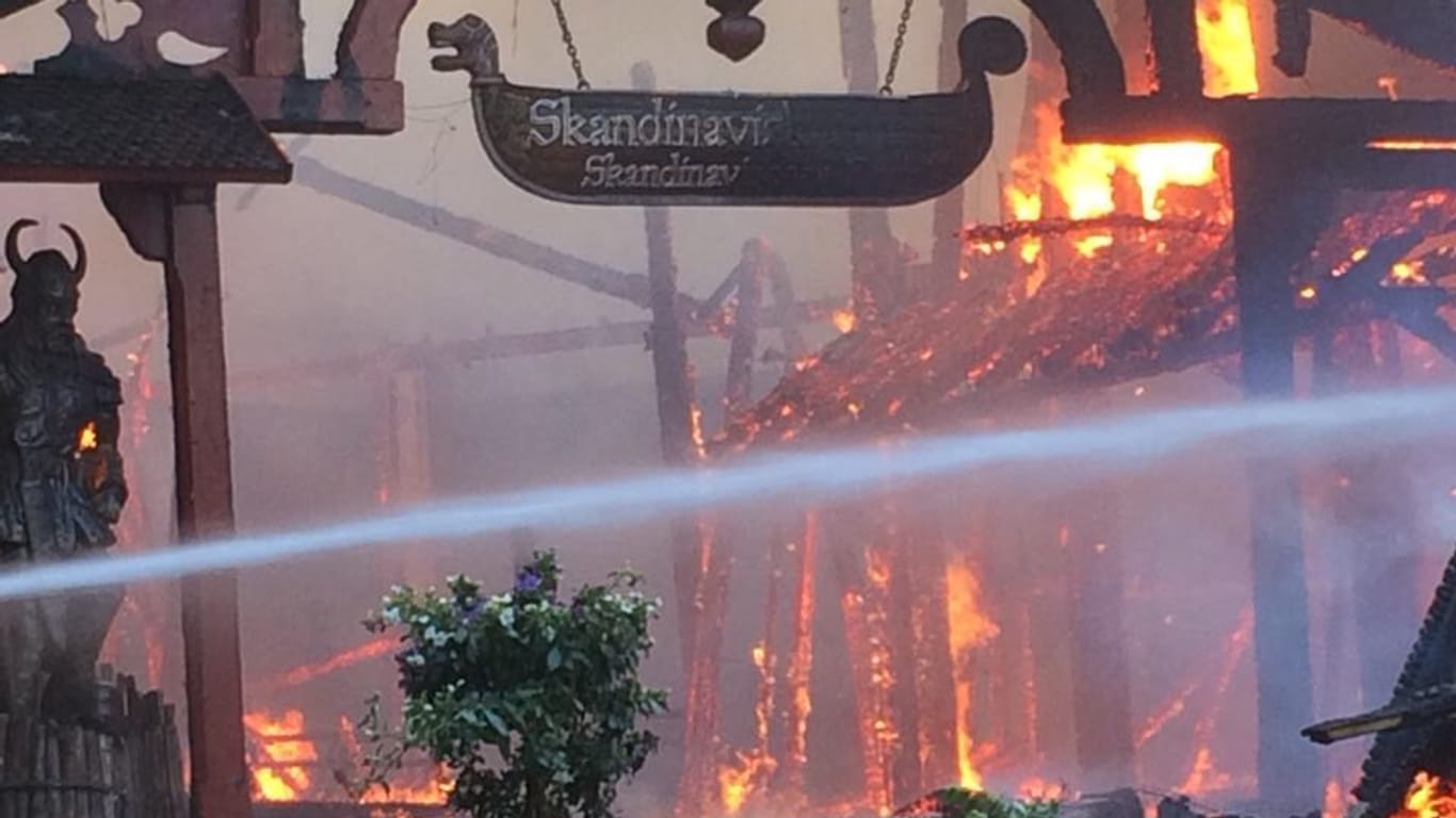 Großbrand im Europapark Rust: Die Ursache für das Feuer ist unbekannt, ebenso die Höhe des Schadens.