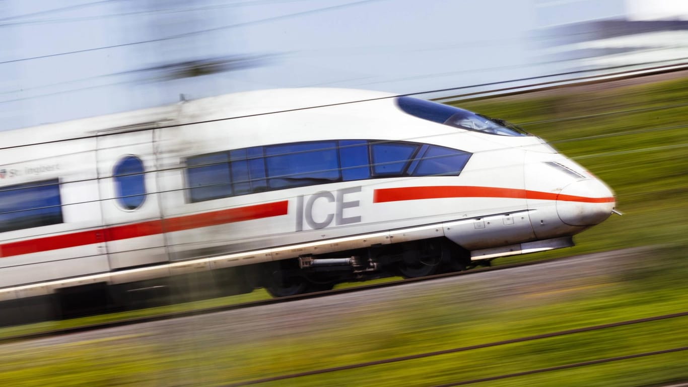 Ein ICE der Deutschen Bahn auf den Schienen