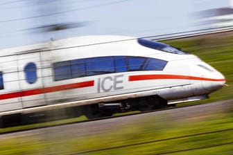 Ein ICE der Deutschen Bahn auf den Schienen