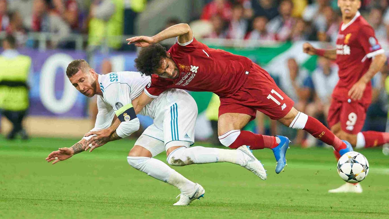 Die entscheidende Szene: Sergio Ramos scheint seinen Gegenspieler Mo Salah unterzuhaken.