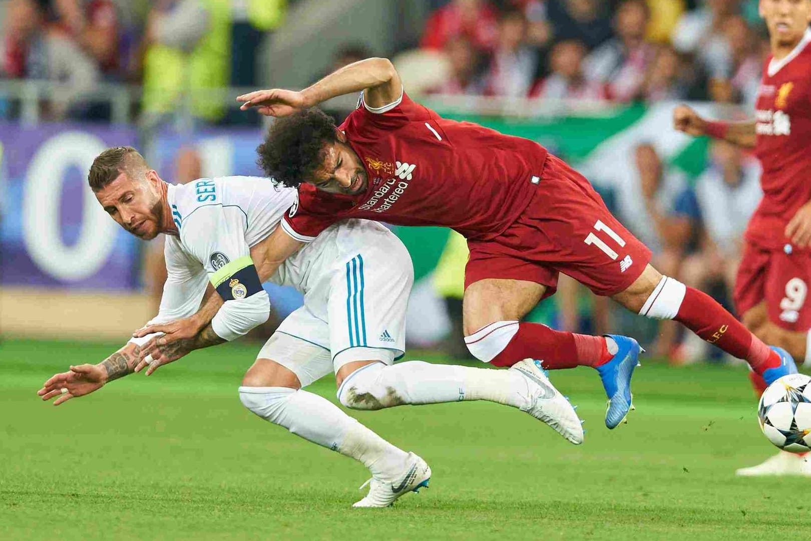 Die entscheidende Szene: Sergio Ramos scheint seinen Gegenspieler Mo Salah unterzuhaken.