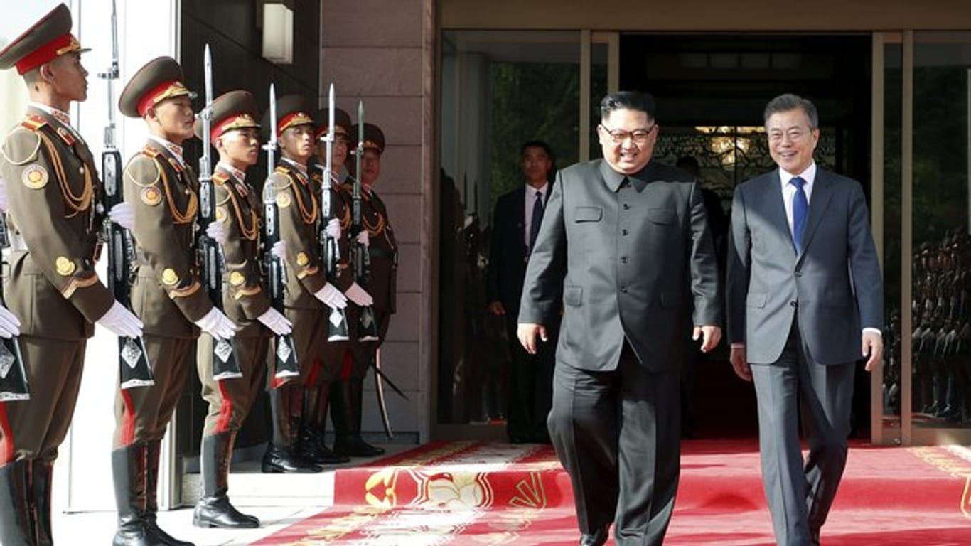 Kim Jong Un (L) am Samstag bei seinem Treffen mit Südkoreas Präsident Moon Jae In.