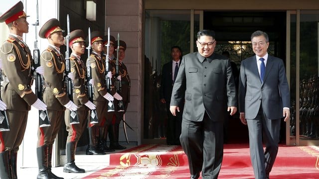 Kim Jong Un (L) am Samstag bei seinem Treffen mit Südkoreas Präsident Moon Jae In. Kim Jong Un (L) am Samstag bei seinem Treffen mit Südkoreas Präsident Moon Jae In.