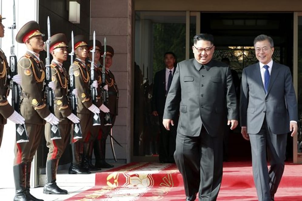 Kim Jong Un (L) am Samstag bei seinem Treffen mit Südkoreas Präsident Moon Jae In.