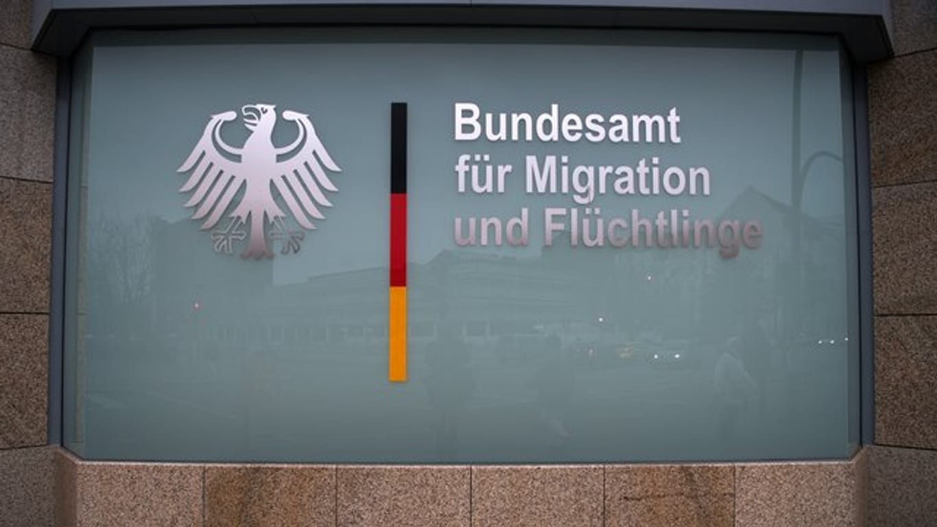 Der Schriftzug "Bundesamt für Migration und Flüchtlinge" an der Scheibe einer BAMF-Außenstelle.