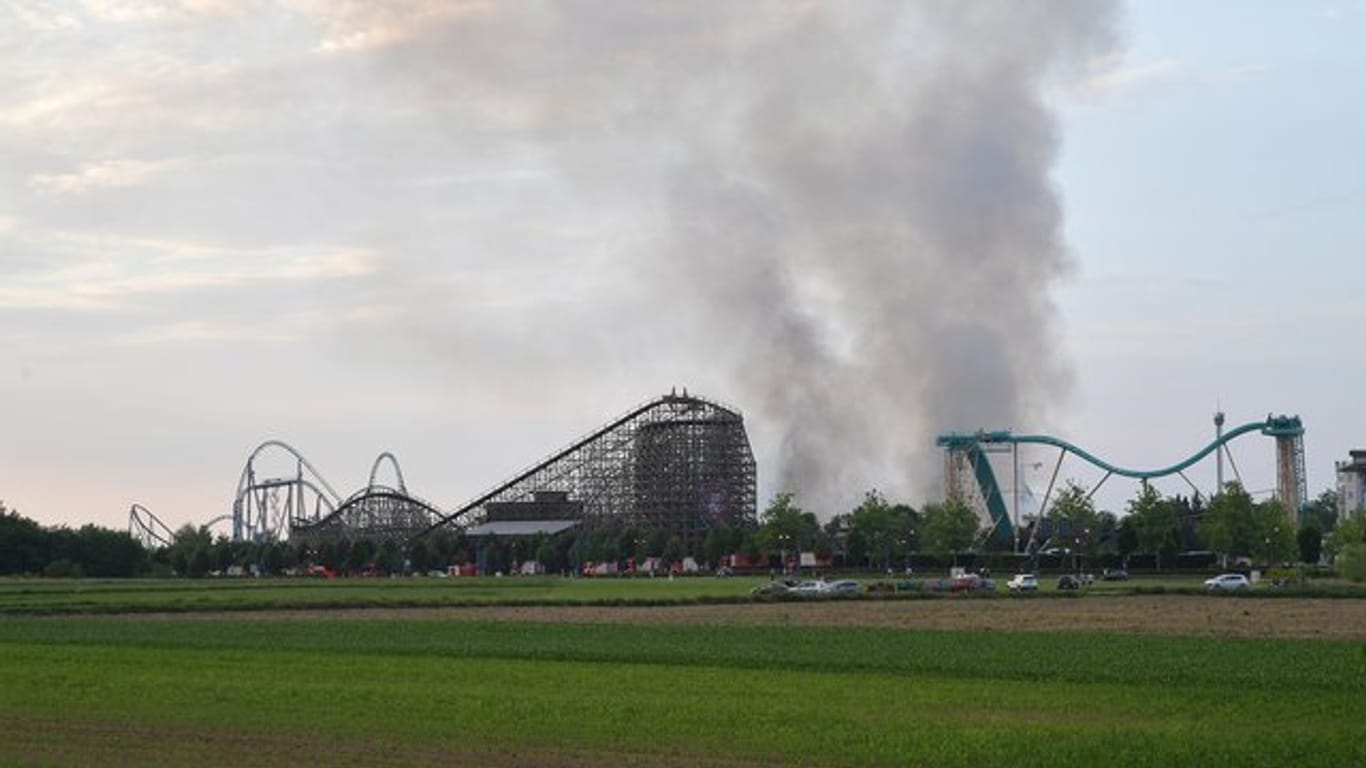 Eine schwarze Rauchsäule steigt am Samstag über dem Europapark Rust auf.