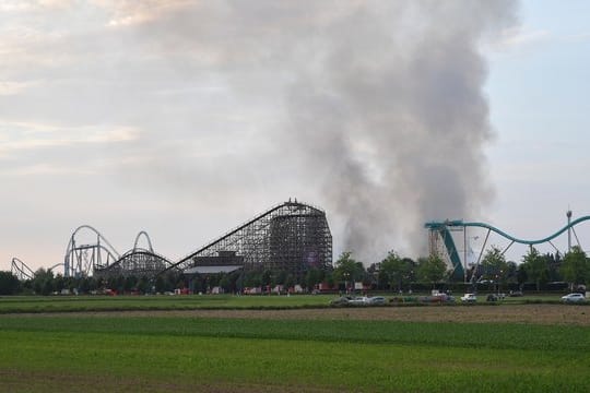 Eine schwarze Rauchsäule steigt am Samstag über dem Europapark Rust auf.