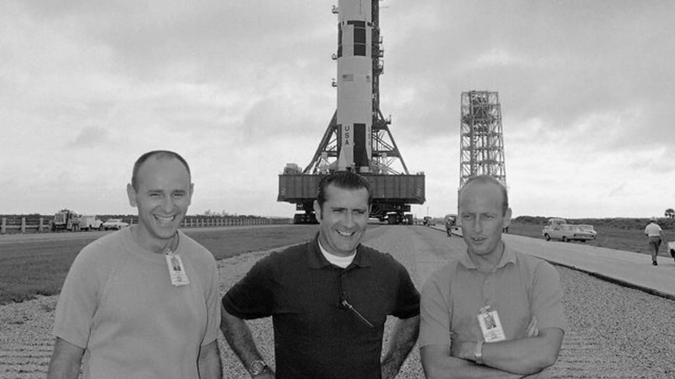 Alan Bean (L), Richard Gordon und Charles Conrad im September 1969 in Cape Kennedy vor der Raumfähre Saturn 5.