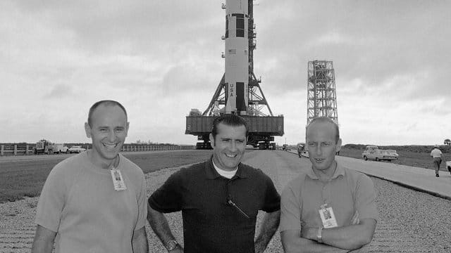 Alan Bean (L), Richard Gordon und Charles Conrad im September 1969 in Cape Kennedy vor der Raumfähre Saturn 5. Alan Bean (L), Richard Gordon und Charles Conrad im September 1969 in Cape Kennedy vor der Raumfähre Saturn 5.
