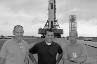 Alan Bean (L), Richard Gordon und Charles Conrad im September 1969 in Cape Kennedy vor der Raumfähre Saturn 5.