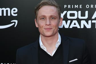 Matthias Schweighöfer: Bei der "You Are Wanted"-Premiere in Hollywood strahlt er auf dem roten Teppich stolz in die Kameras.
