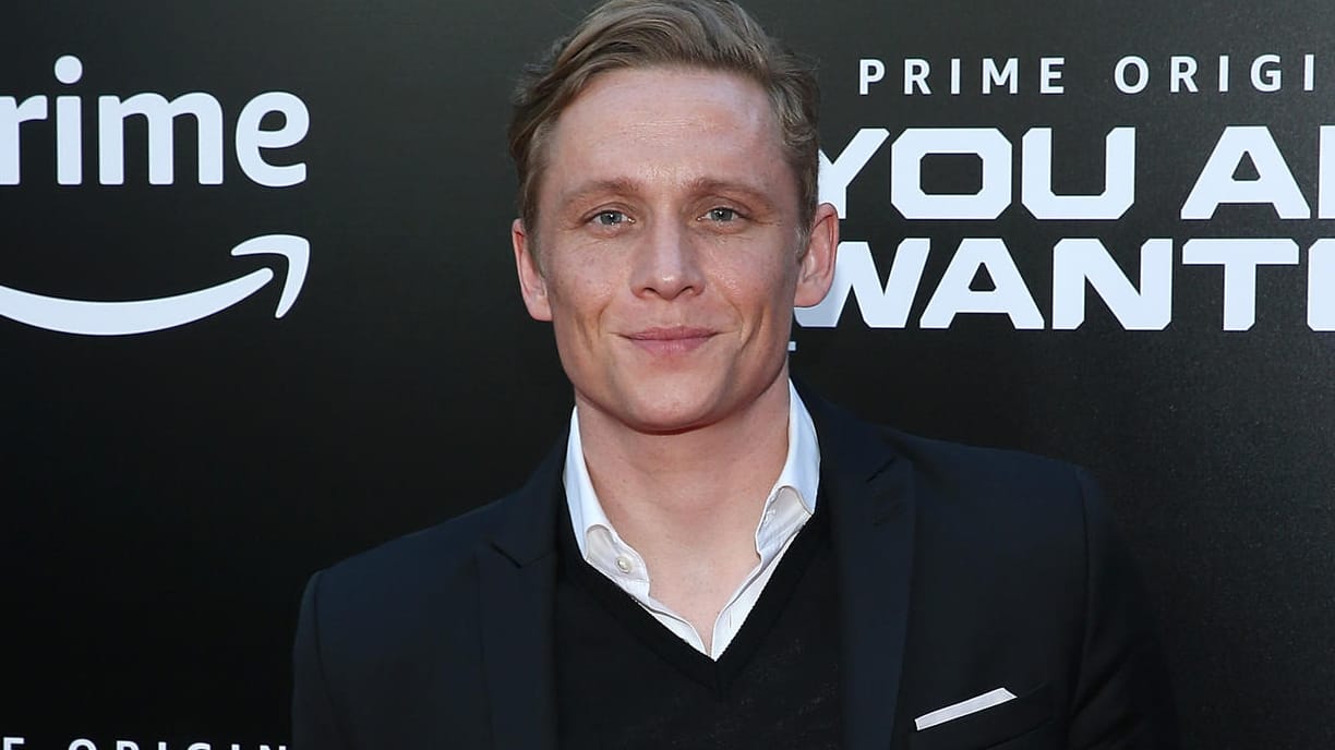 Matthias Schweighöfer: Bei der "You Are Wanted"-Premiere in Hollywood strahlt er auf dem roten Teppich stolz in die Kameras.