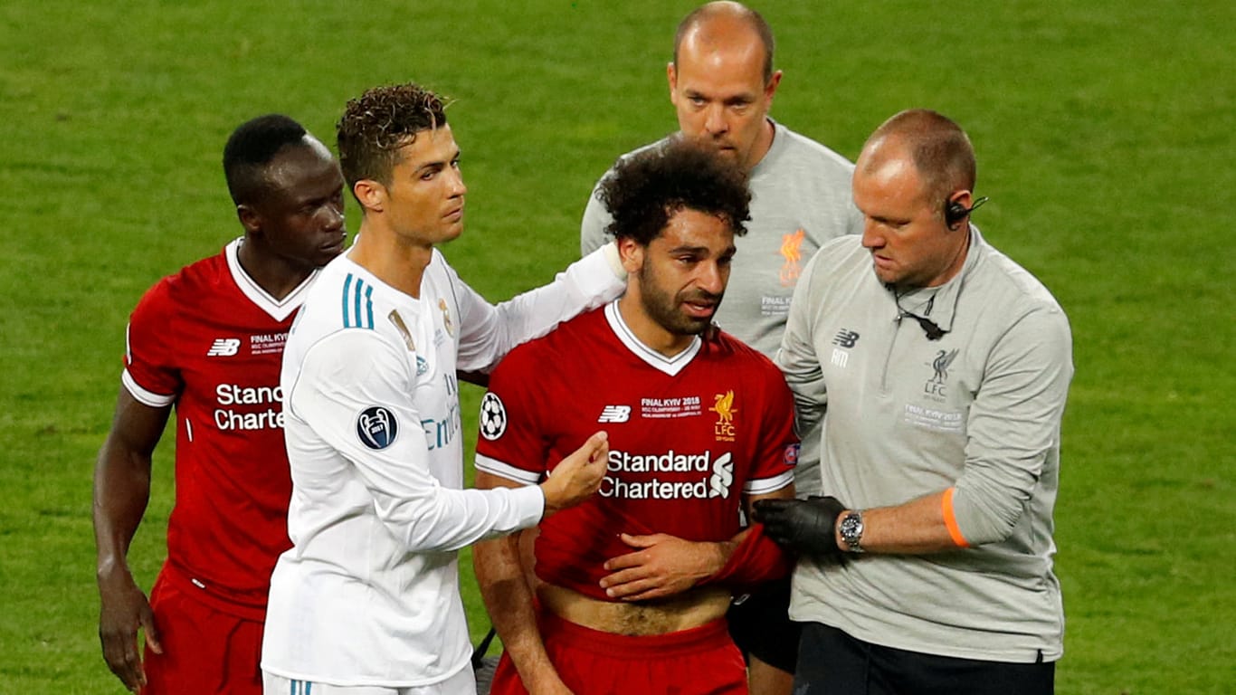 Große Geste: Ronaldo (2.v.li.) tröstet den verletzten Salah.