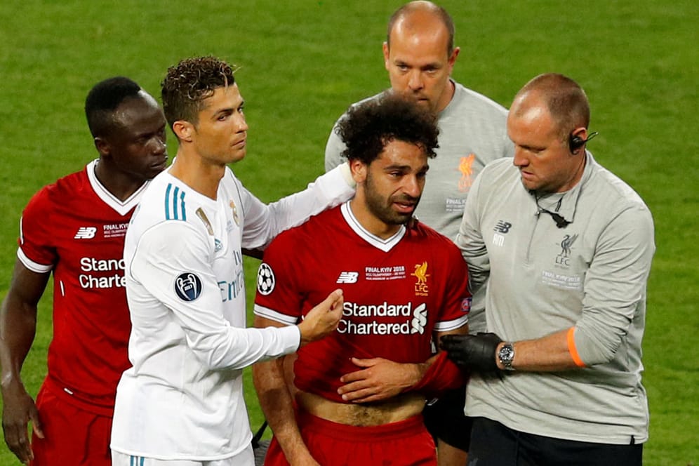 Große Geste: Ronaldo (2.v.li.) tröstet den verletzten Salah.