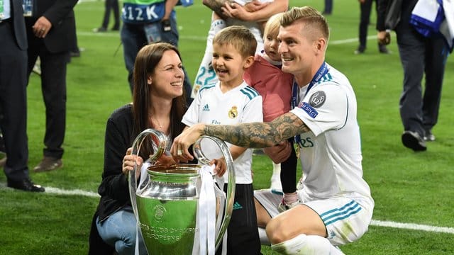 Toni Kroos feiert mit seiner Frau und den Kindern Leon und Amelie seinen vierten Sieg in der Königsklasse.