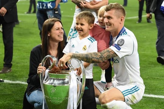 Toni Kroos feiert mit seiner Frau und den Kindern Leon und Amelie seinen vierten Sieg in der Königsklasse.