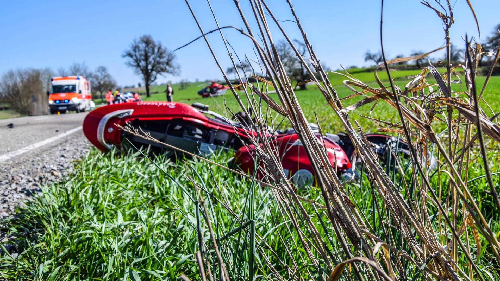 Horror Crash Motorradfahrer rast in Geländewagen PKW überschlägt sich mehrfach Kradfahrer in Le Horror Crash Motorradfahrer rast in Geländewagen PKW überschlägt sich mehrfach Kradfahrer in Le