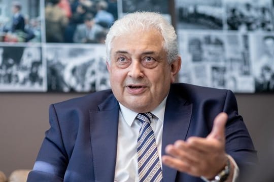 Botschafter Sergej Netschajew während eines Gesprächs mit der Deutschen Presse-Agentur.
