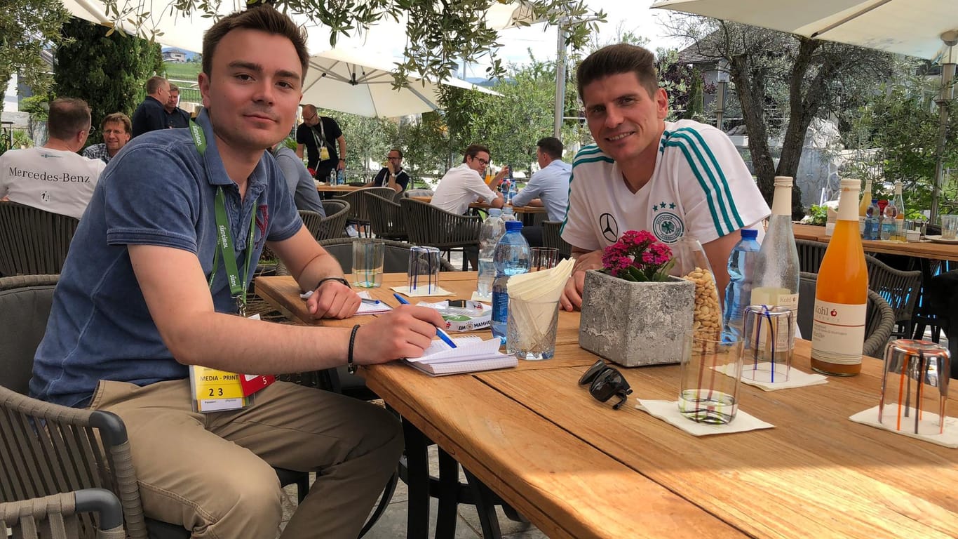 t-online.de-Reporter Luis Reiß mit Nationalstürmer Mario Gomez: Das Interview fand auf der Terrasse des Teamhotels statt.
