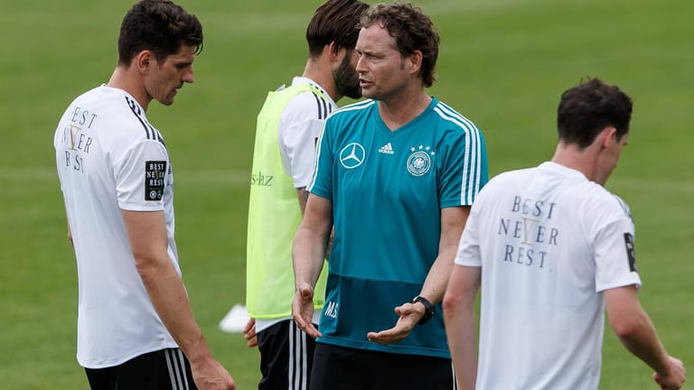 Co-Trainer Marcus Sorg (M.) diskutiert mit Gomez (l.): Seinen Platz im WM-Kader hat der Stuttgarter Stürmer fast sicher.