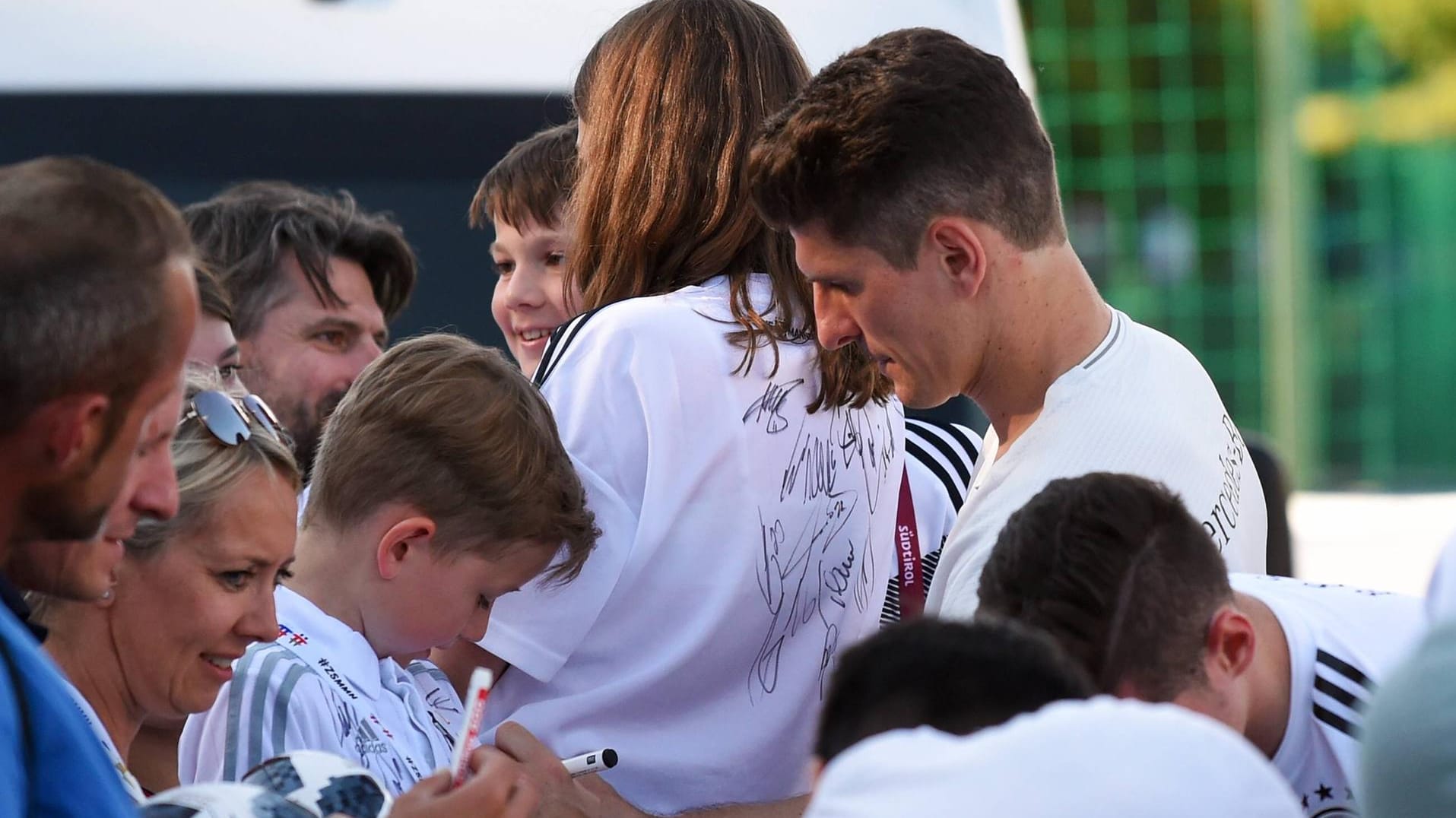 Gomez schreibt vor dem Training Autogramme: "Jeder kann seine Meinung haben. Aber ich lasse mich nicht beeinflussen."