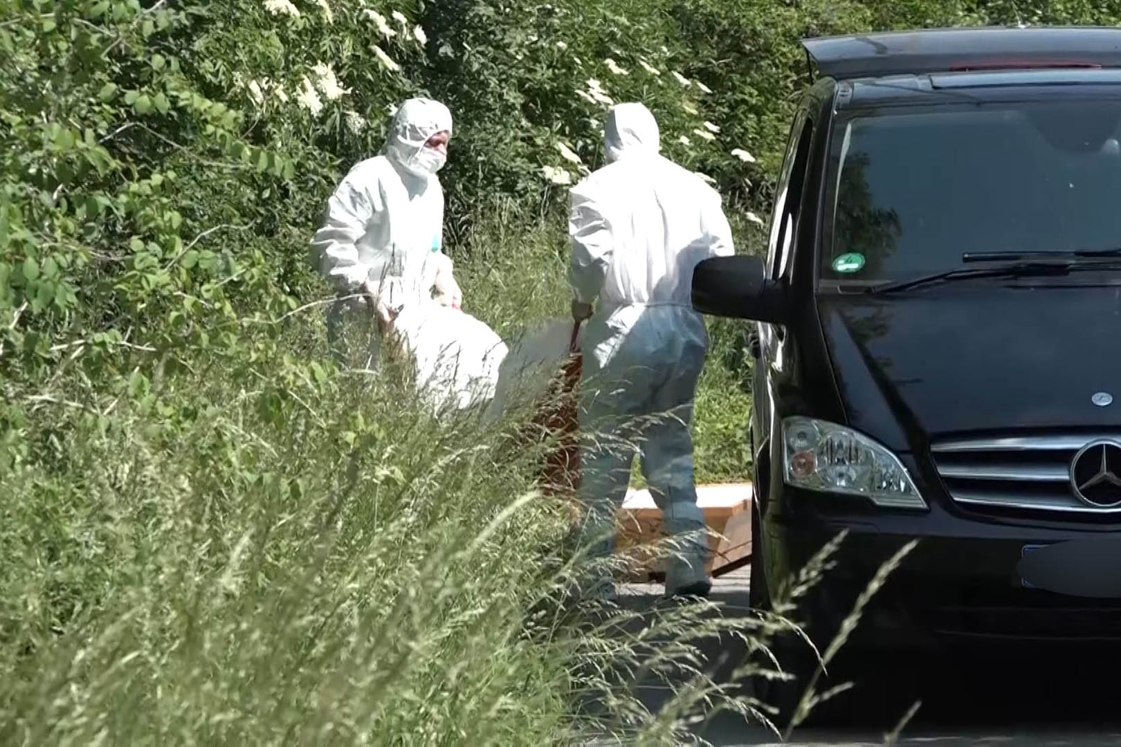 Grausiger Fund in Höver: Tatortermittler transportieren die Leiche ab, die ein Radfahrer in der Nähe der B65 gefunden hat.