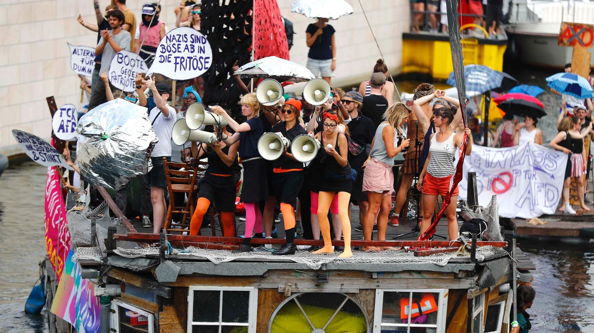 Protest gegen die AfD auf dem Wasser: Nach Polizeiangaben versammelten sich rund 25.000 Gegendemonstranten bei bestem Sommerwetter an verschiedenen Orten in Berlin.