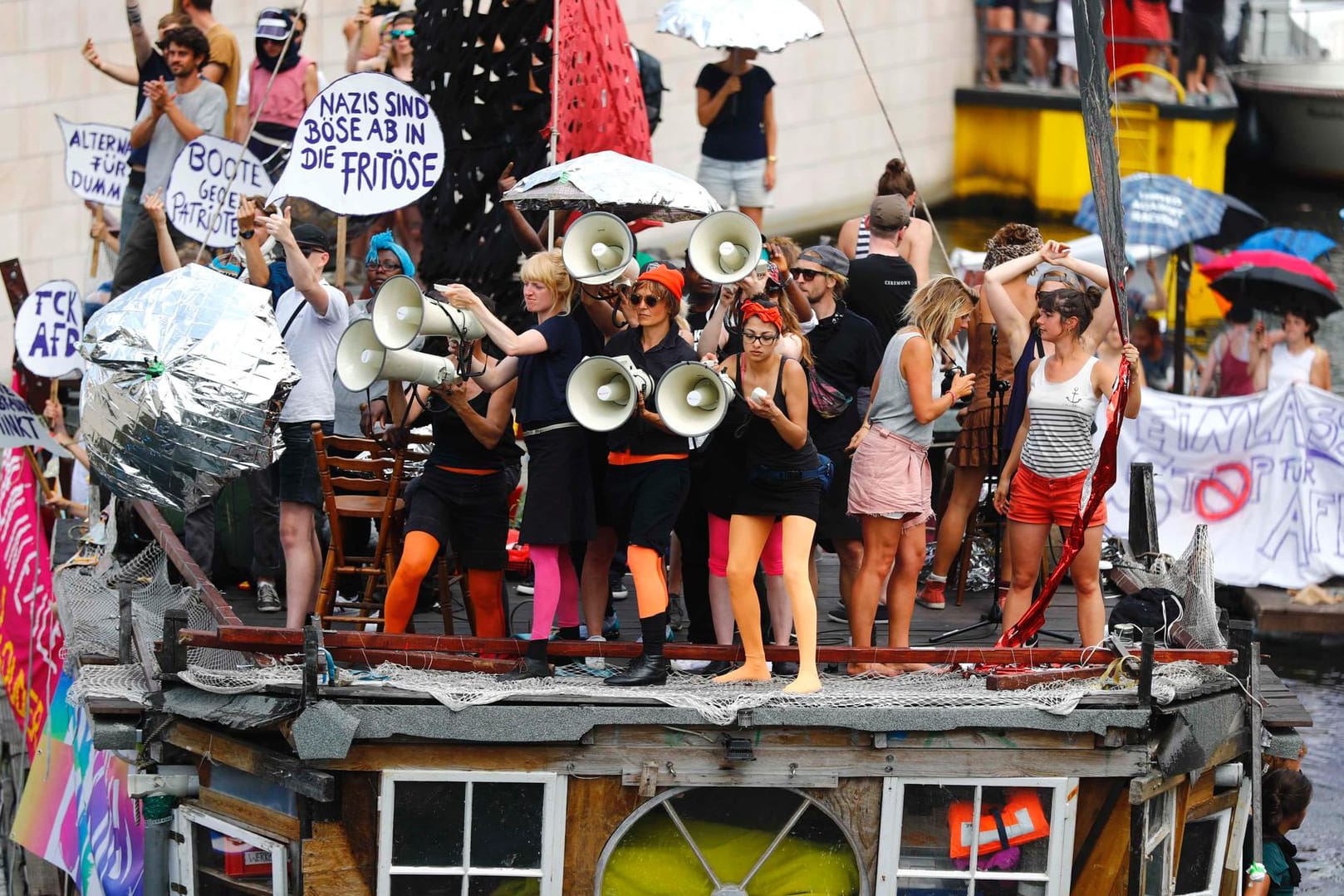 Protest gegen die AfD auf dem Wasser: Nach Polizeiangaben versammelten sich rund 25.000 Gegendemonstranten bei bestem Sommerwetter an verschiedenen Orten in Berlin.