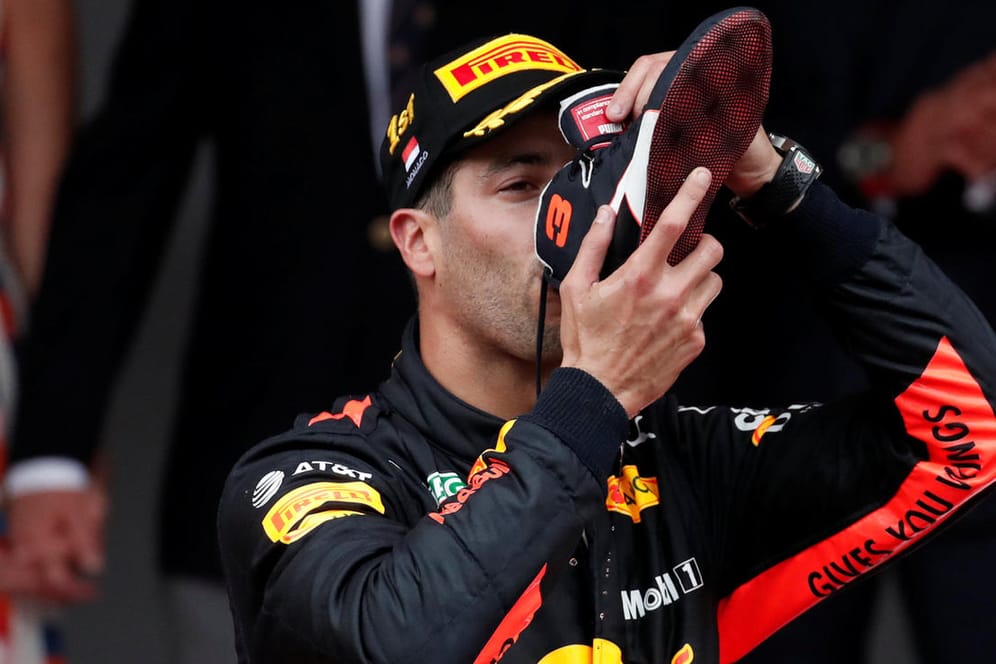 Kräftiger Schluck: Ricciardo feiert seinen Sieg mit Champagner aus seinem Schuh.