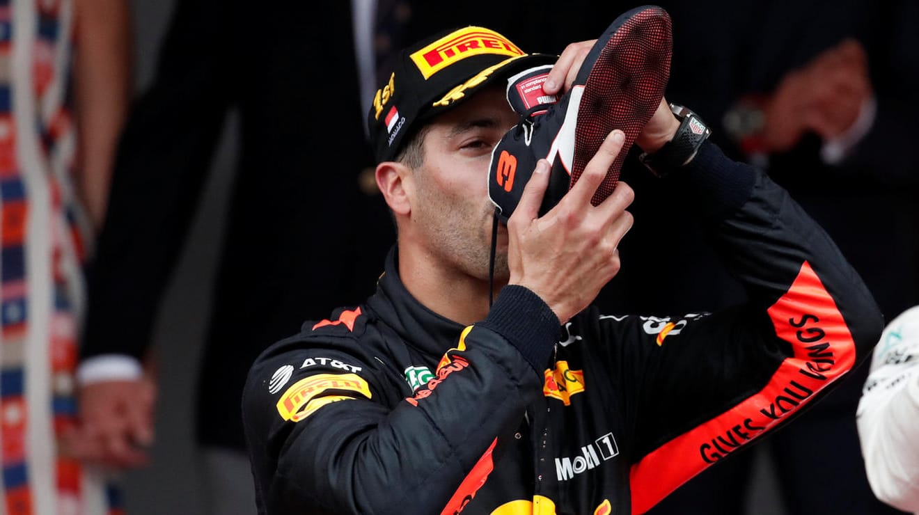 Kräftiger Schluck: Ricciardo feiert seinen Sieg mit Champagner aus seinem Schuh. Kräftiger Schluck: Ricciardo feiert seinen Sieg mit Champagner aus seinem Schuh.