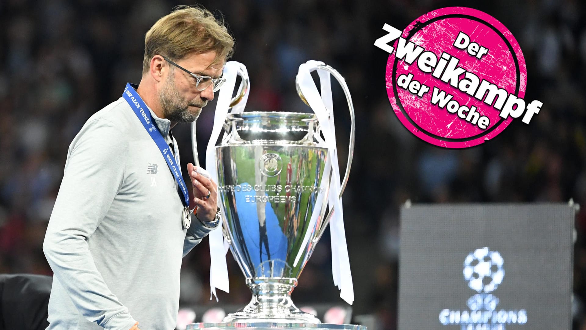 Bitterer Moment für Jürgen Klopp: Nach dem verlorenen Champions-League-Finale gegen Real Madrid (1:3) muss er mit der Silbermedaille um den Hals an der Trophäe vorbei, die er so gern selbst gewonnen hätte.