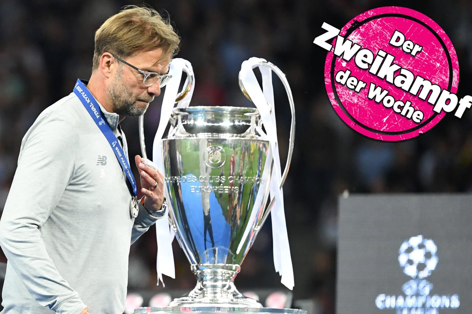 Bitterer Moment für Jürgen Klopp: Nach dem verlorenen Champions-League-Finale gegen Real Madrid (1:3) muss er mit der Silbermedaille um den Hals an der Trophäe vorbei, die er so gern selbst gewonnen hätte.