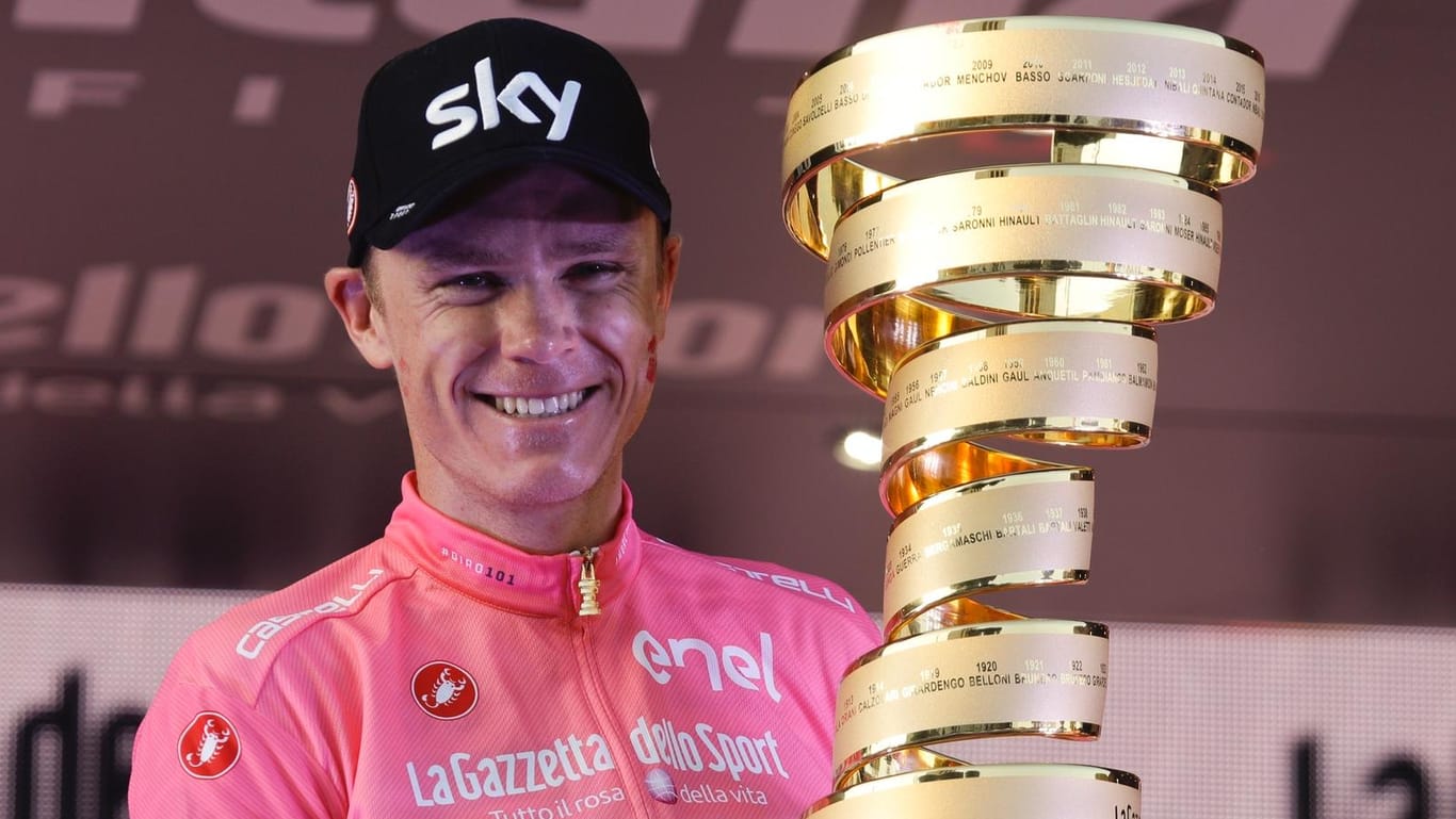 Chris Froome: Der britische Radsportler hält die Trophäe für den Gesamtsieg der Giro d'Italia in den Händen.