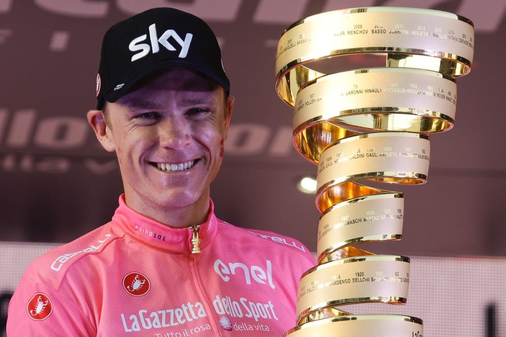 Chris Froome: Der britische Radsportler hält die Trophäe für den Gesamtsieg der Giro d'Italia in den Händen.