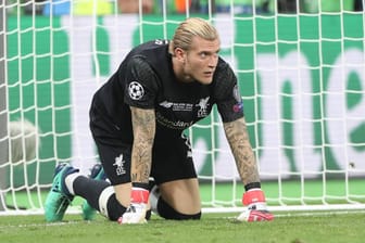 Schockstarre: Loris Karius ist nach seinem zweiten Aussetzer fassungslos.