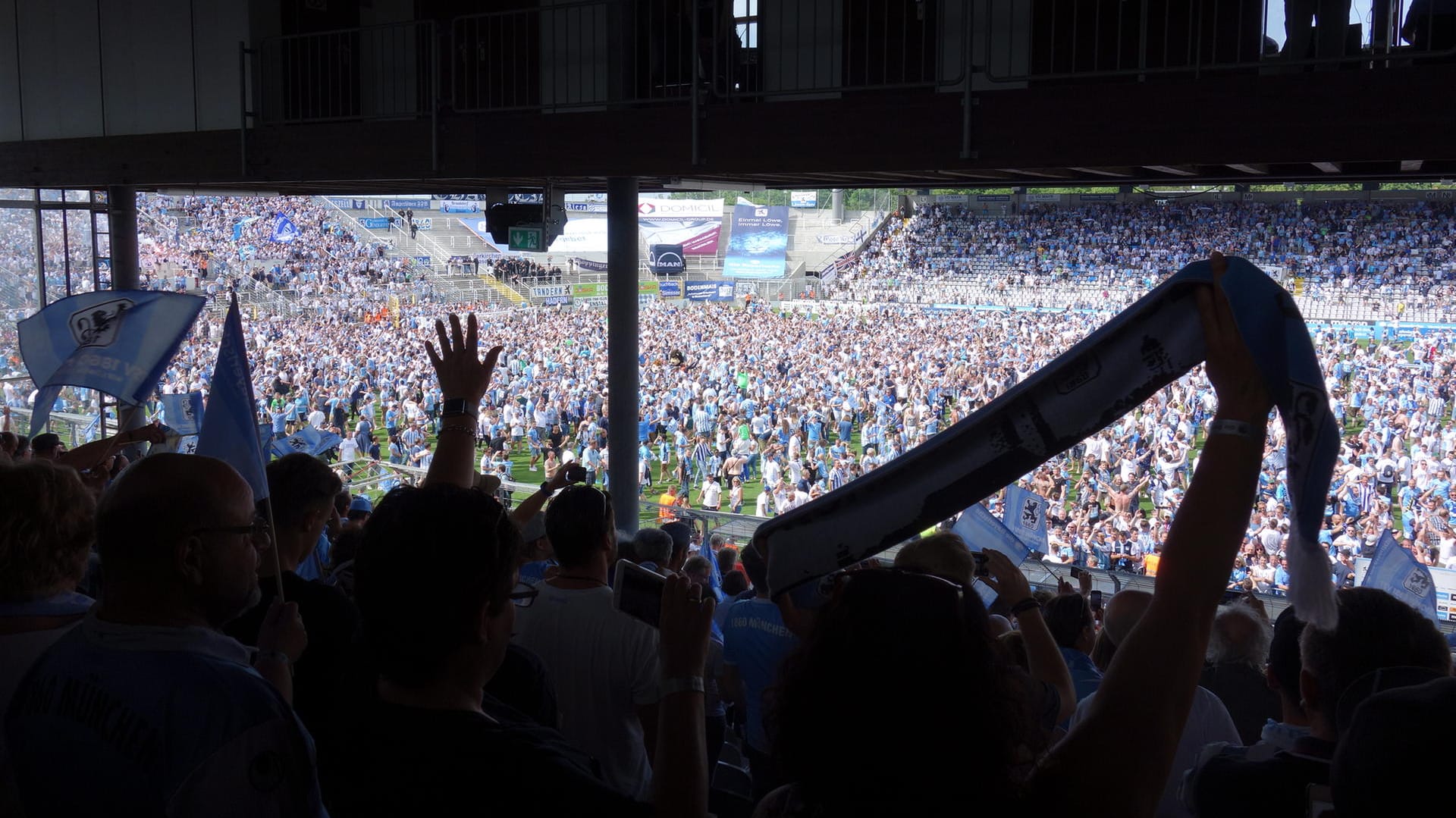 Die Löwen im Freudentaumel: Nach dem Abpfiff des Relegations-Rückspiels stürmten die 1860-Fans das Spielfeld.