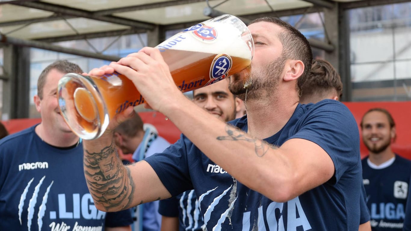 Sascha Mölders : Der 1860-Stürmer genießt nach dem Spiel einen großen Schluck Bier.