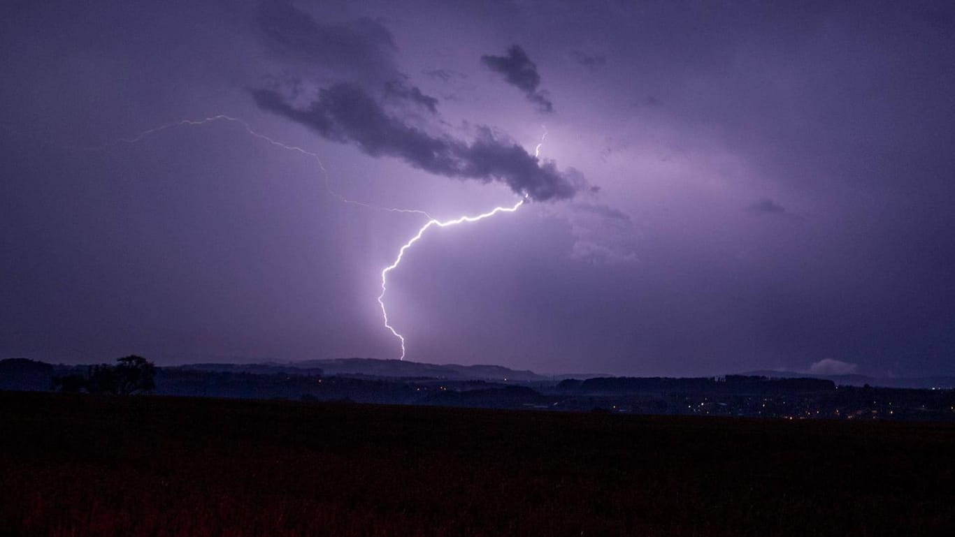 Blitze zucken über den Nachthimmel: In Wattenscheid wurden zwei Frauen von einem Blitz getroffen (Symbolbild)