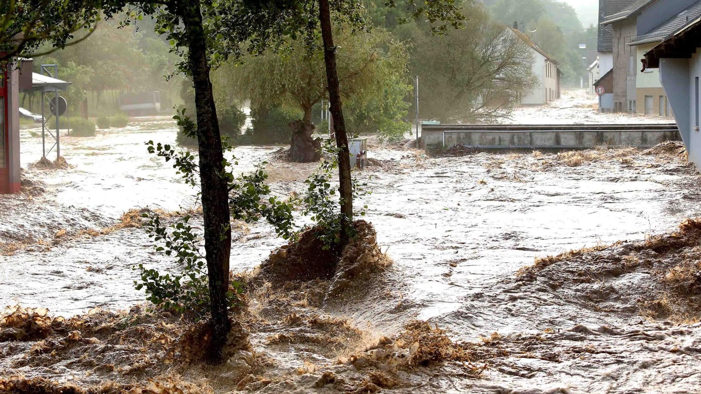 Rheinland-Pfalz, Fischbach: Nach heftigen Regenfällen sind Straßen nach Polizeiangaben teilweise meterhoch überflutet. In der Region wurde Katastrophenalarm ausgelöst. Die Feuerwehr pumpt vollgelaufene Keller aus, eine Landstraße musste gesperrt werden.