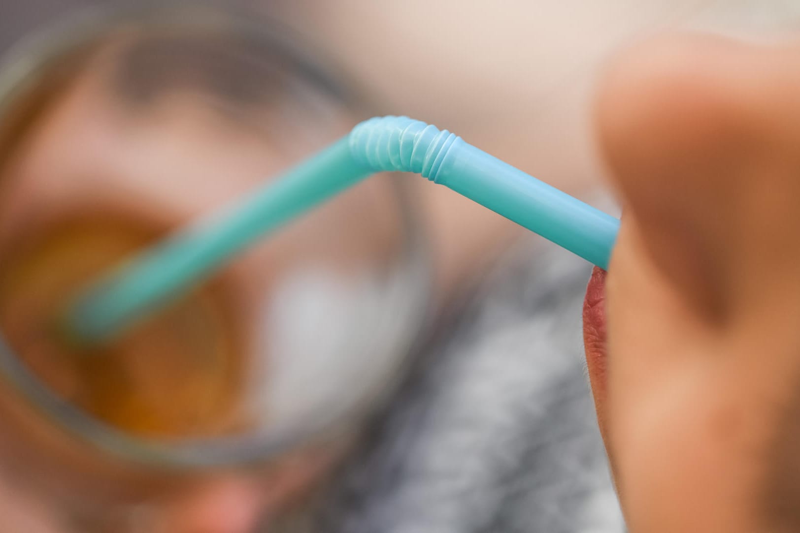 Ein Mädchen trinkt mit einem Strohhalm aus Plastik aus einem Glas. Die EU-Kommission präsentiert am 28.05.2018 Pläne zu möglichen Verboten von Einmalprodukten aus Plastik.