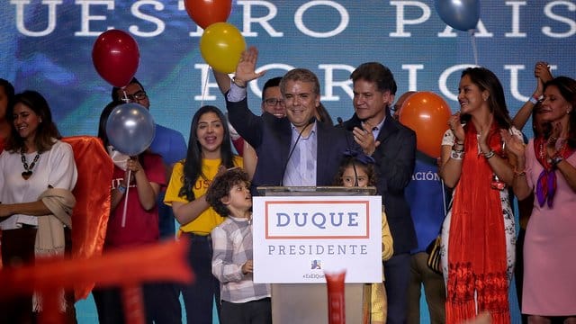 Ivan Duque will das historische Friedensabkommen mit der linken Guerillabewegung Farc in wesentlichen Punkten ändern und könnte die Ex-Rebellen damit zurück in den Untergrund treiben. Ivan Duque will das historische Friedensabkommen mit der linken Guerillabewegung Farc in wesentlichen Punkten ändern und könnte die Ex-Rebellen damit zurück in den Untergrund treiben.