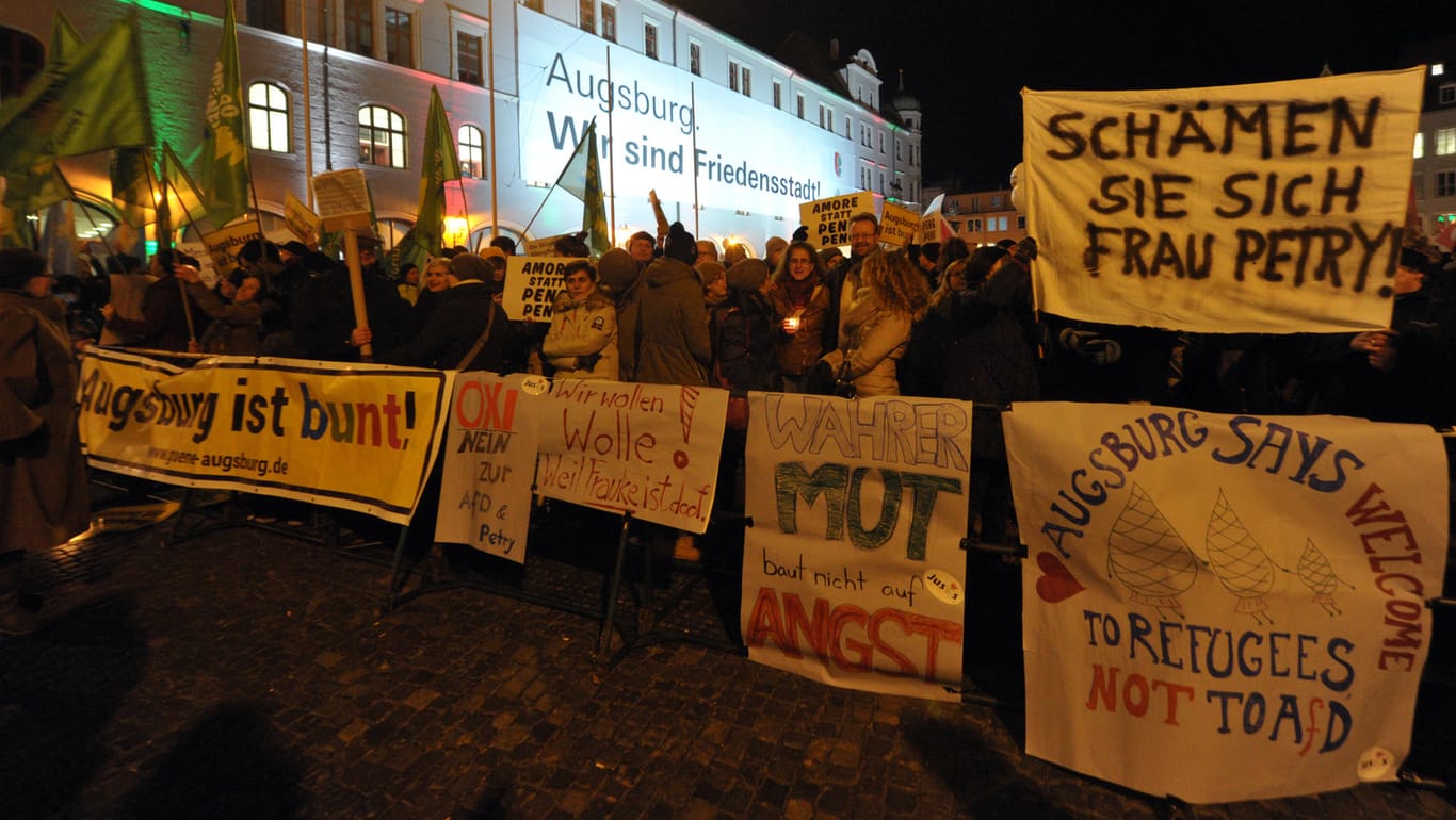 Zahlreiche Demonstranten stehen in Augsburg (Bayern) vor dem Rathaus: Augsburger Polizei plant Großaufgebot während AfD-Bundesparteitag.
