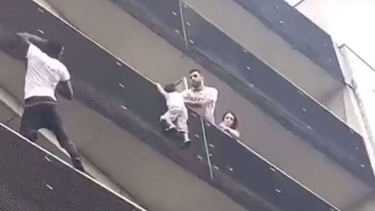 Ein Zuwanderer aus Mali erklimmt die Fassade eines Wohnhauses in Paris, um ein Kind zu retten.