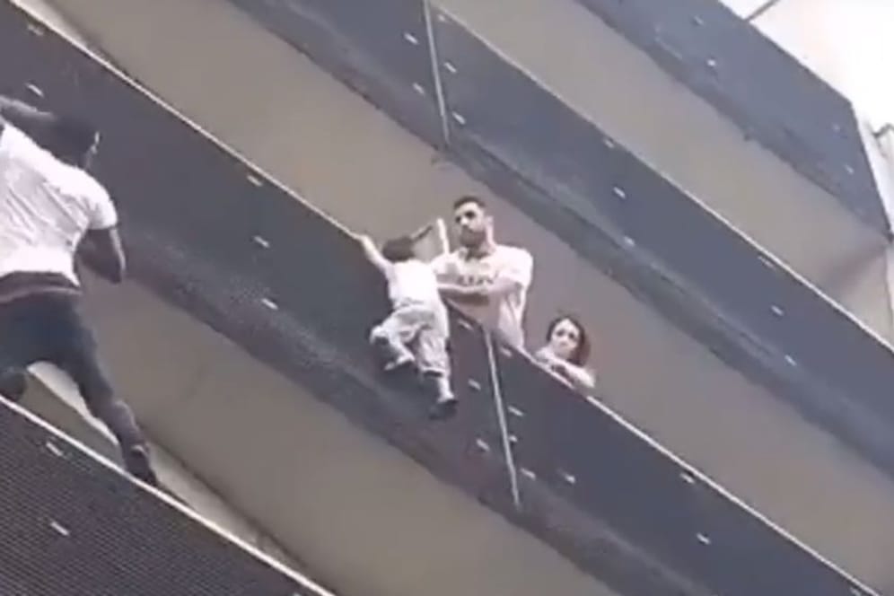 Ein Zuwanderer aus Mali erklimmt die Fassade eines Wohnhauses in Paris, um ein Kind zu retten.