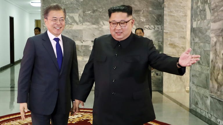 Südkoreas Präsident Moon Jae In (links) und Kim Jong Un treffen zum zweiten Mal innerhalb kurzer Zeit im Grenzort Panmunjom zusammen: Beide beschwören die Denuklearisierung der koreanischen Halbinsel.