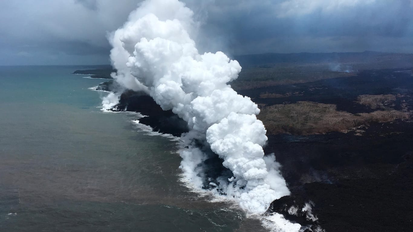 Lava fließt vom Vulkan Kilauea in den Pazifik: Aschewolke des Vulkans Kilauea hüllt 3700 Kilometer entfernte Marshallinseln ein.