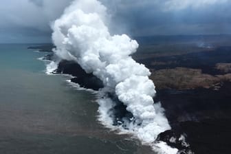 Lava fließt vom Vulkan Kilauea in den Pazifik: Aschewolke des Vulkans Kilauea hüllt 3700 Kilometer entfernte Marshallinseln ein.